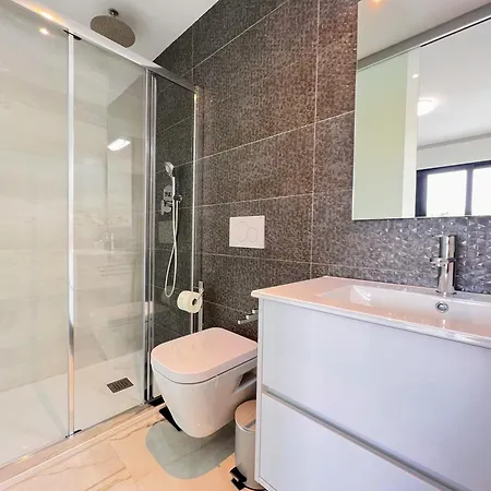 Apartment Modern Two Bedroom Ground Floor Duly7 *