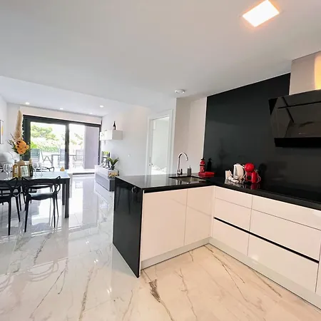 Modern Two Bedroom Ground Floor Duly7 Apartment *